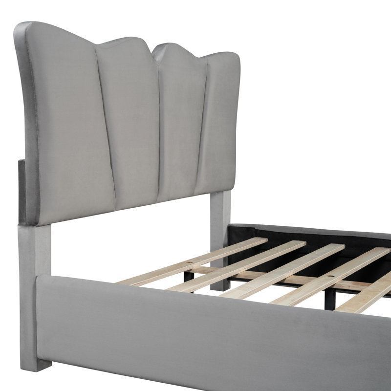 Lit plateforme tapissier en velours gris - Style polyvalent et sensation de confort moderne, Gris
