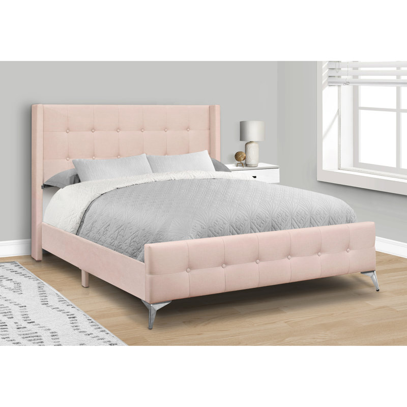Lit plateforme élégant en velours rose avec base en métal et pieds inclinés