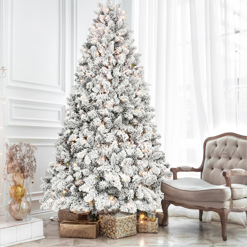 Arbre de Noël floqué avec lumières UL et pommes de pin naturelles - pointes en PVC enneigées, pointes, structure à charnières, support en métal stable, installation facile