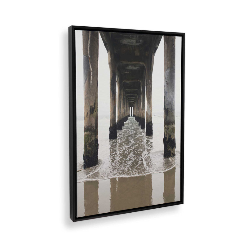 «Manhattan Pier» par Bree Madden, reproduction d'art, H 40 po x l 30 po, Cadre flottant, Noir