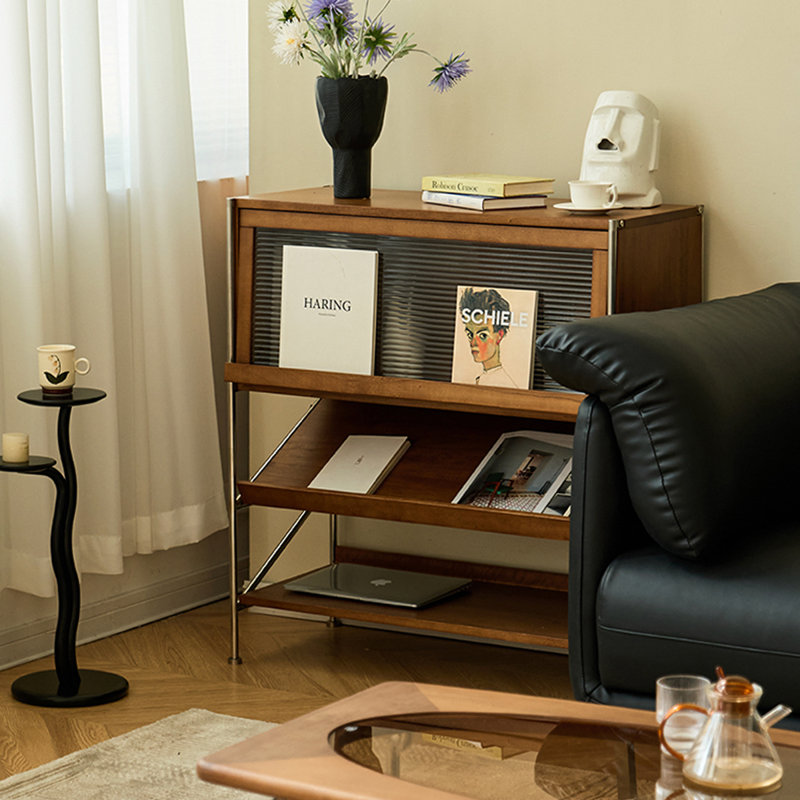 Vitrines en bois brun massif