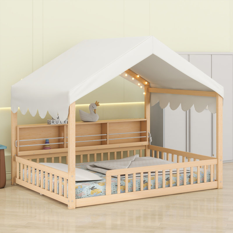Lit de jour en bois en forme de maison avec clôture, tablettes et lumière DEL, Naturel / Beige