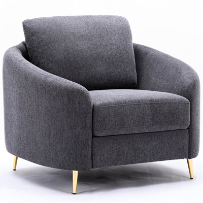 Chaise grise à dossier lâche, arrondie, revêtement en lin doux, pieds en métal doré, intérieur résilient en bois de pin, assise contemporaine avec accents gris maison légèrement inclinés et en tissu, structure et option élégante