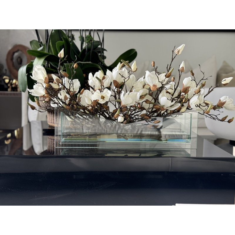 Pot de fleurs élégant en verre avec magnolias blancs