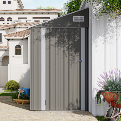Remise de rangement extérieure en métal gris foncé avec porte à charnières et toit incliné, bâtiment utilitaire de jardin ventilé pour patio, cour et multi-scène