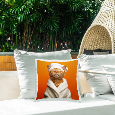 Coussin d'extérieur imprimé chat dans une serviette de bain par RB