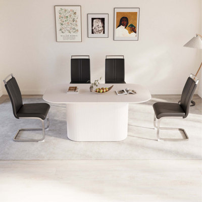 Ensemble de table de salle à manger en bois aggloméré de 63 po de style Crème de 63 po et de chaise de salle à manger en polyuréthane sans accoudoirs. Assemblez l'ensemble de chaises de bureau et de pieds en métal plaqué argent, convenant à la maison et à la cuisine.
