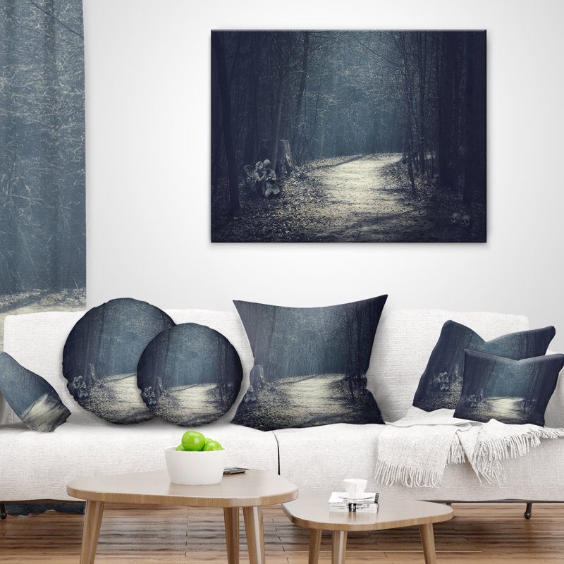 Forêt foncée avec route vide - coussin imprimé forêt, 16 po x 1 po, Coussin décoratif