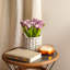 Bouquet de tulipes dans un panier blanc-635571363-635571362
