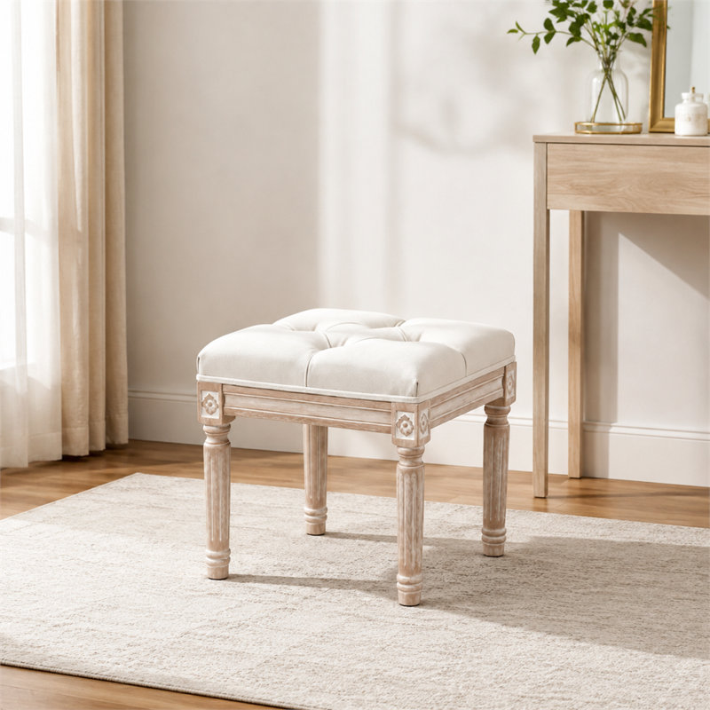 Élégant tabouret d'appoint beige avec pieds sculptés et repose-pieds rembourré avec style classique