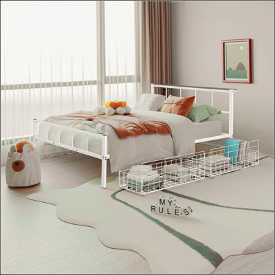 Grand lit en métal de style contemporain