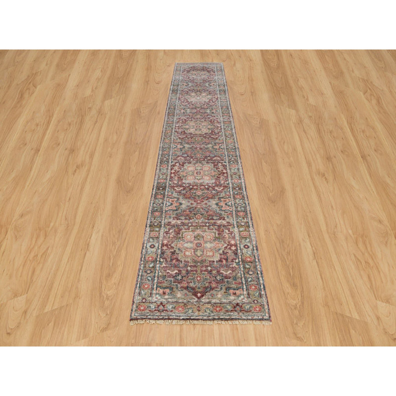 Tapis de couloir oriental en laine rouge 2 pi 7 po x 14 pi Heris Revival