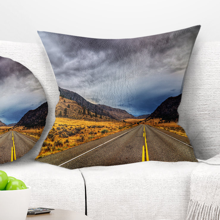 Coussin Mountain Desert Highway, Colombie-Britannique, 18 po x 18 po, Coussin décoratif