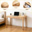 Bureau moderne du milieu du siècle en bois massif avec tiroirs, idéal pour étudier ou travailler au bureau. Bords lisses, glissières de tiroir fiables de différentes tailles.