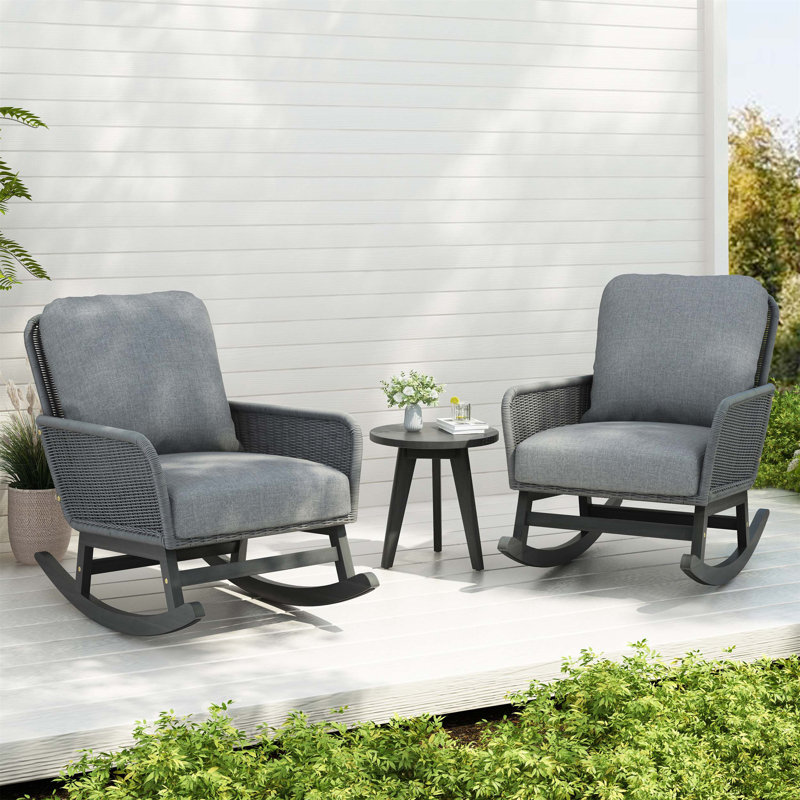 Ensemble de conversation moderne 3 pièces avec chaises berçantes en rotin PE gris et table d'appoint en bois, parfait pour la détente sur le patio ou le balcon
