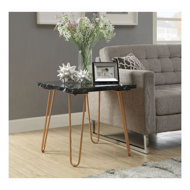 Table de bout moderne carrée avec plateau en marbre noir et pieds en V dorés en métal