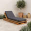 Chaise longue de patio réglable en bois avec coussin-133652319