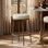 Tabouret de bar moderne et glamour Aureon 26,5 po avec pieds en métal martelé à la main