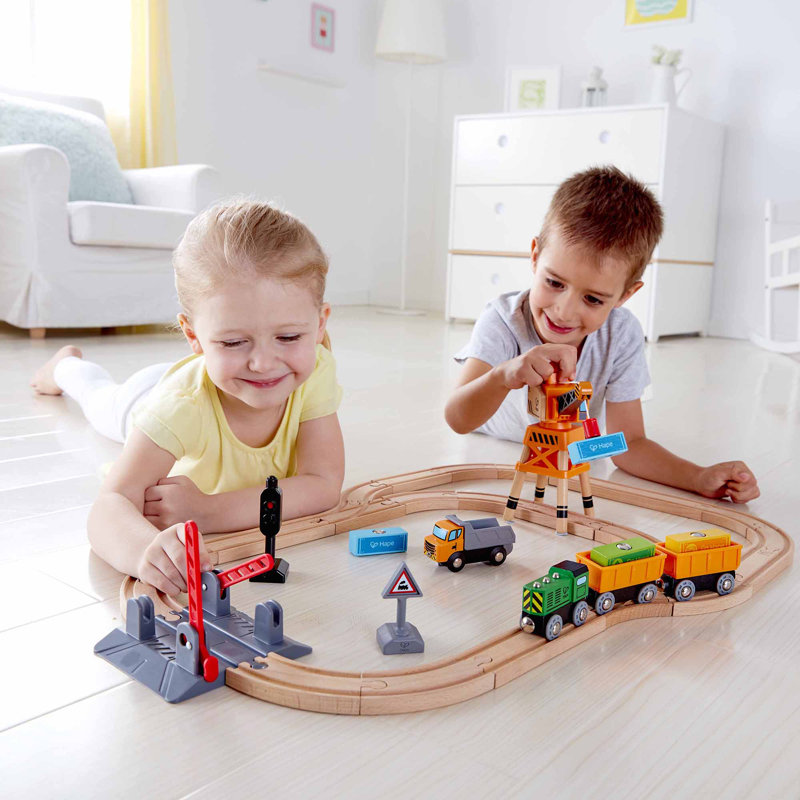 Hape: Ensemble de croisement et grue - cour de cargaison de train en bois 32pc, trains de liaison magnétique, grue pour saisir et déplacer la cargaison, accessoires, enfants de 3 ans et plus