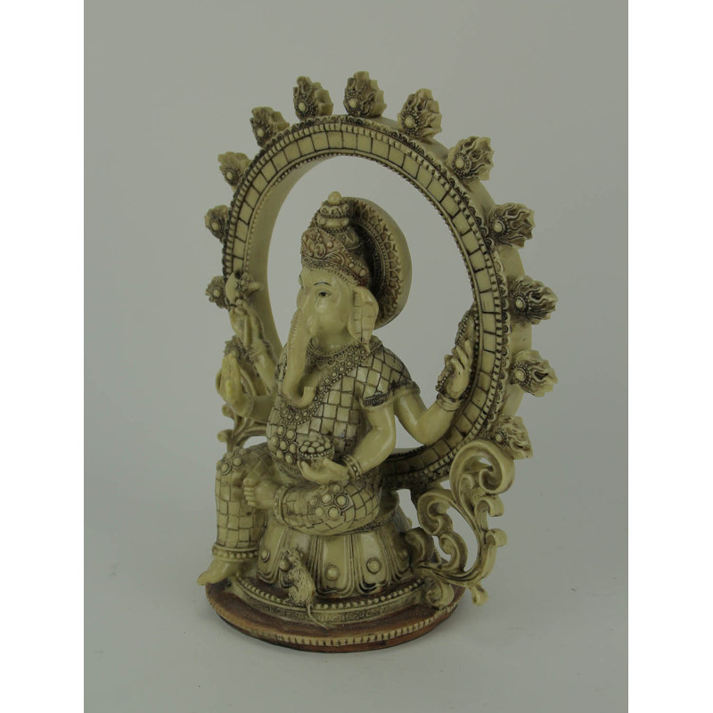 Figurine lord Ganesha assis tenant des objets sacrés