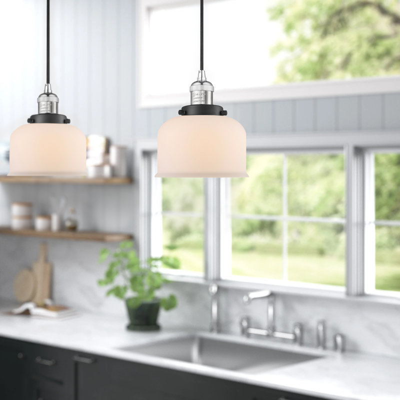 Luminaire suspendu en forme de cloche à 1 lumière Bissonnette, Nickel poli et décorations noir mat, Blanc mat