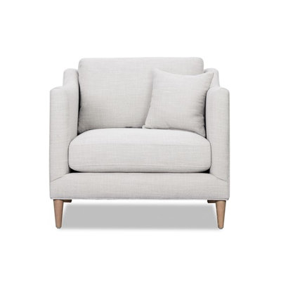 Chaise à la mode avec mousse haute et pieds en bois massif dans des tons d'avoine, matériau de chêne beige et structure