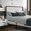 Grand lit avec tête de lit en tissu blanc bouclé, cadre champagne argenté et noir, lattes silencieuses pour un sommeil réparateur, structure en métal de 800 lb, système de plateforme de tête de lit assemblée dans la chambre à coucher Quiet Nights,-509144967