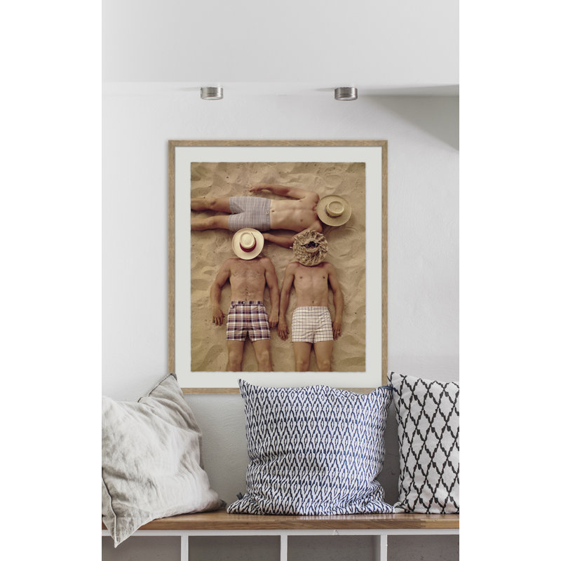 «Covered faces» par Getty Images - reproduction de photo encadrée, H 29 po x l 25 po x P 2,375 po