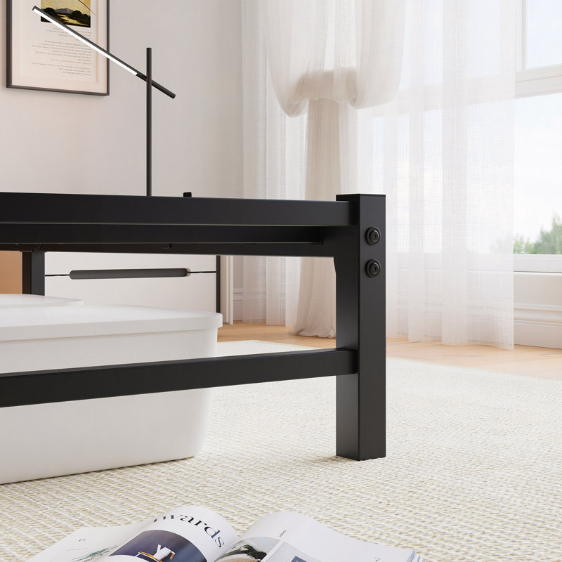 Cadre de lit en métal avec tête de lit en bois, lumières RVB, chargeur, tablette de rangement, silencieux, aucun sommier nécessaire