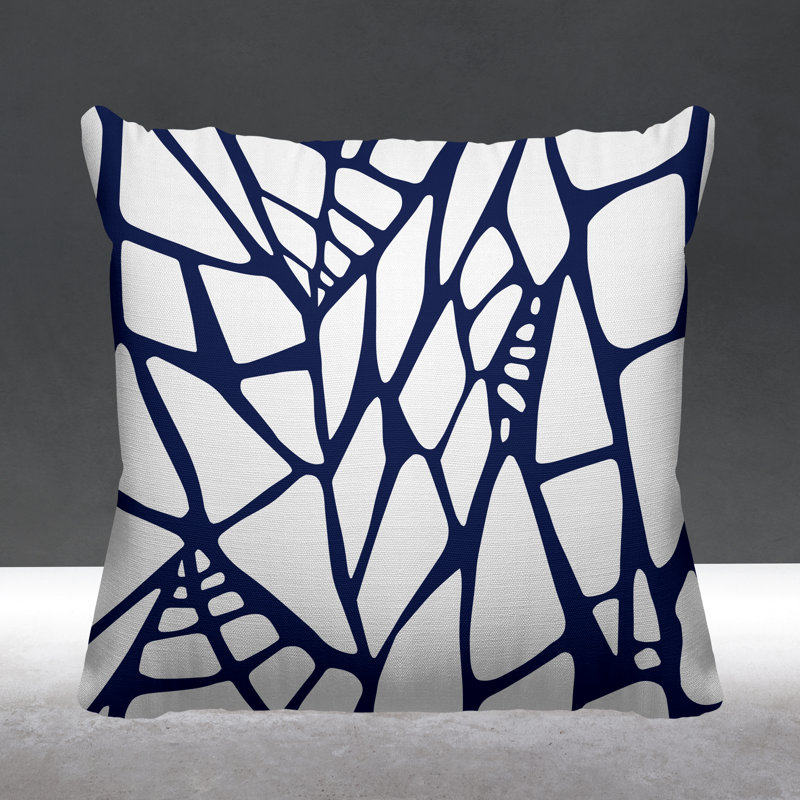 Coussin décoratif intérieur / extérieur à motif géométrique abstrait Claiborn, Bleu marine, L 17 po x H 17 po