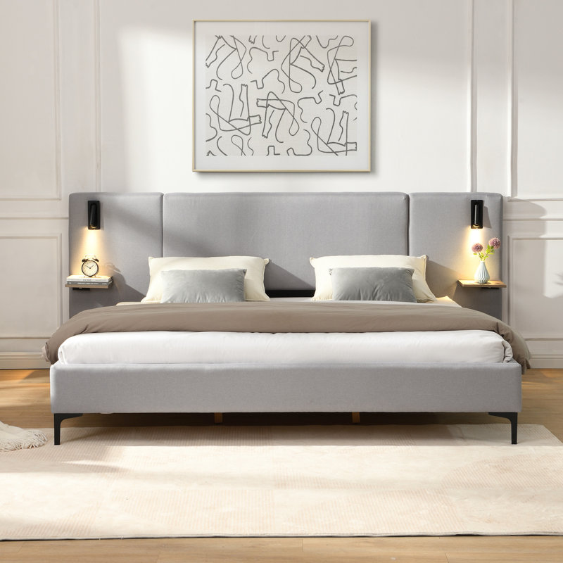 Très grand lit tapissier blanc avec lumières de lecture et tablettes pour le revêtement de la chambre à coucher avec revêtement