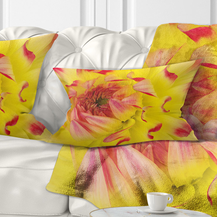 Gros plan sur des pétales rouges et lisses - Coussin décoratif à imprimé floral