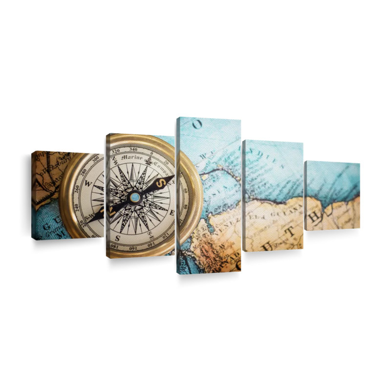 Ensemble de 5 boussoles en métal sur toile, H 24 po x l 55 po x P 1,25 po