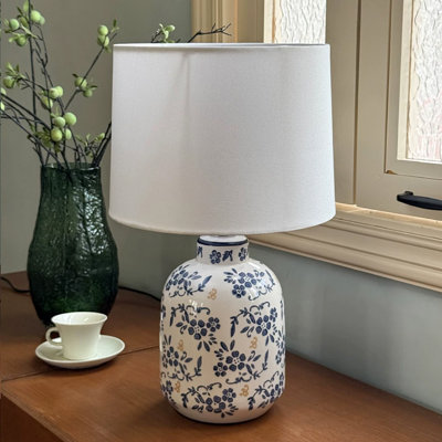 Petite lampe de table moderne en céramique blanche et métal avec abat-jour en tissu pour le salon de la chambre à coucher, ampoule incluse