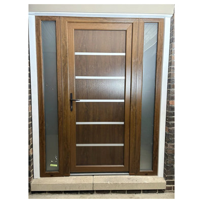 Porte d'entrée extérieure prémontée en PVC-U métallisé Manux 8415 Noyer avec 2 impostes latérales. Convient aux bureaux, aux commerces et aux habitations. Dimensions : 56 x 80 pouces (L 12 + 32 + 12 x H 80 pouces). Ouverture à droite vers l'intérieur.