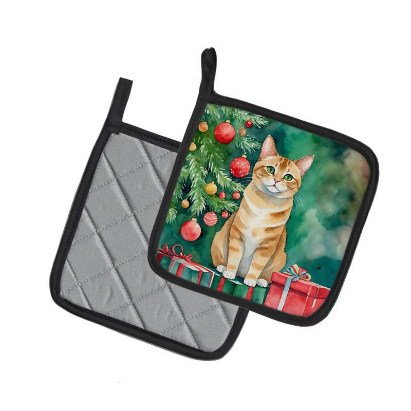 Chat malais près de l'arbre de Noël