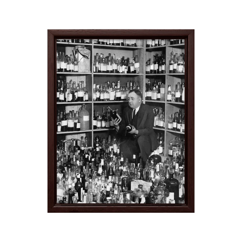 Liquor Shop, Canevas, H 18 po x l 24 po, Encadrement brun