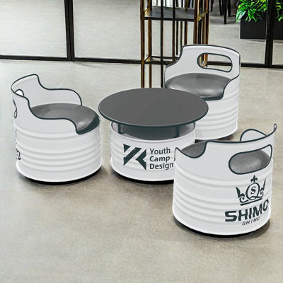 Table et chaises de style industriel