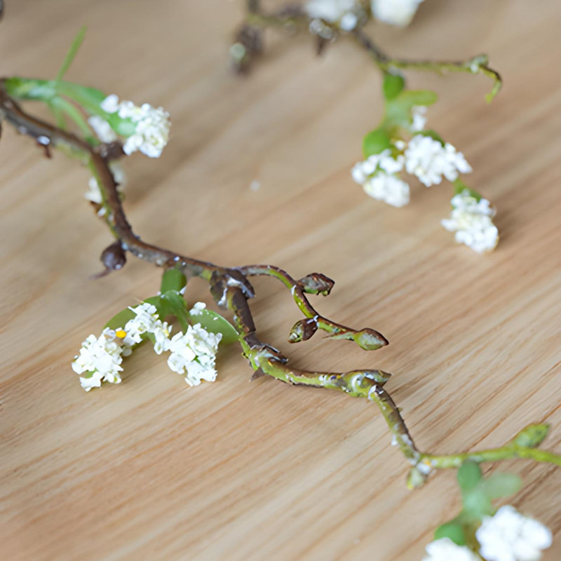 Ornements de fleurs simulées