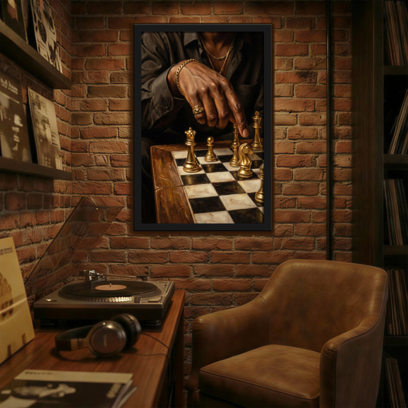 Abstrait joueur d'échecs pièces d'or main gros plan, H 18 po x l 12 po