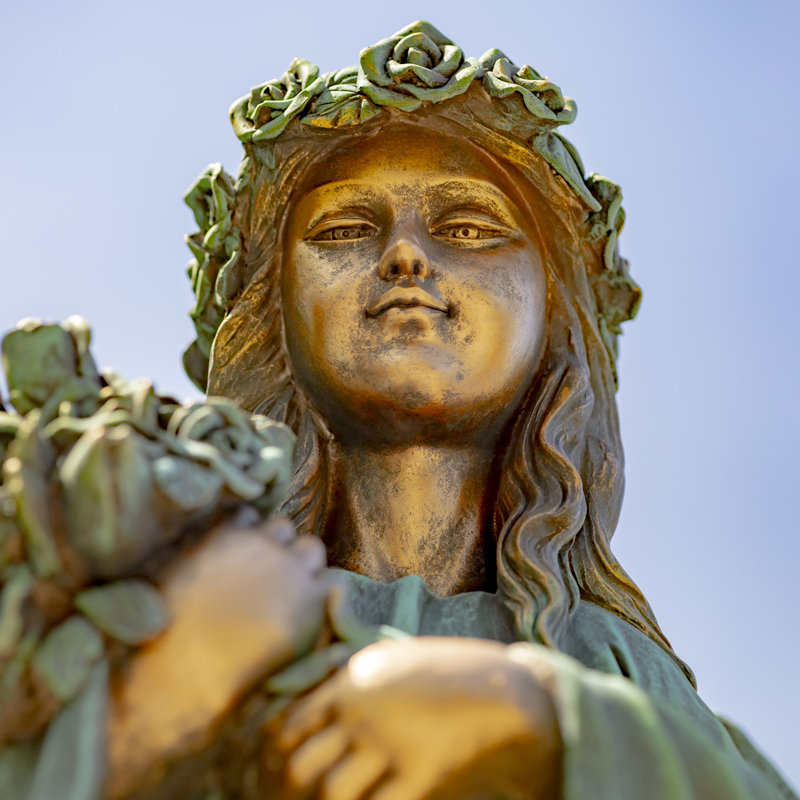 Statue d'enfant enfant ange tenant un bouquet de fleurs en magnésium, Bronze antique