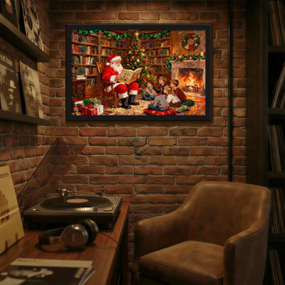 Père Noël de Noël lit l'histoire aux enfants près du foyer
