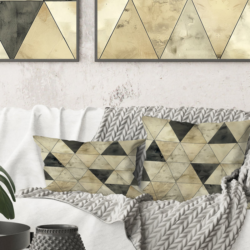 Coussin décoratif brun à imprimé triangles IV - Mid-Century, H 16 po x l 16 po