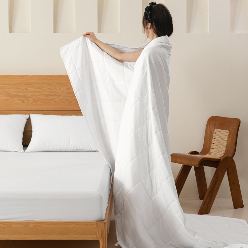 Single Summer Duvet 4.5 Tog, Soft Lightweight Microfiber Quilt, Machine Washable with Corner Ties, 135×200cm, Kingsize