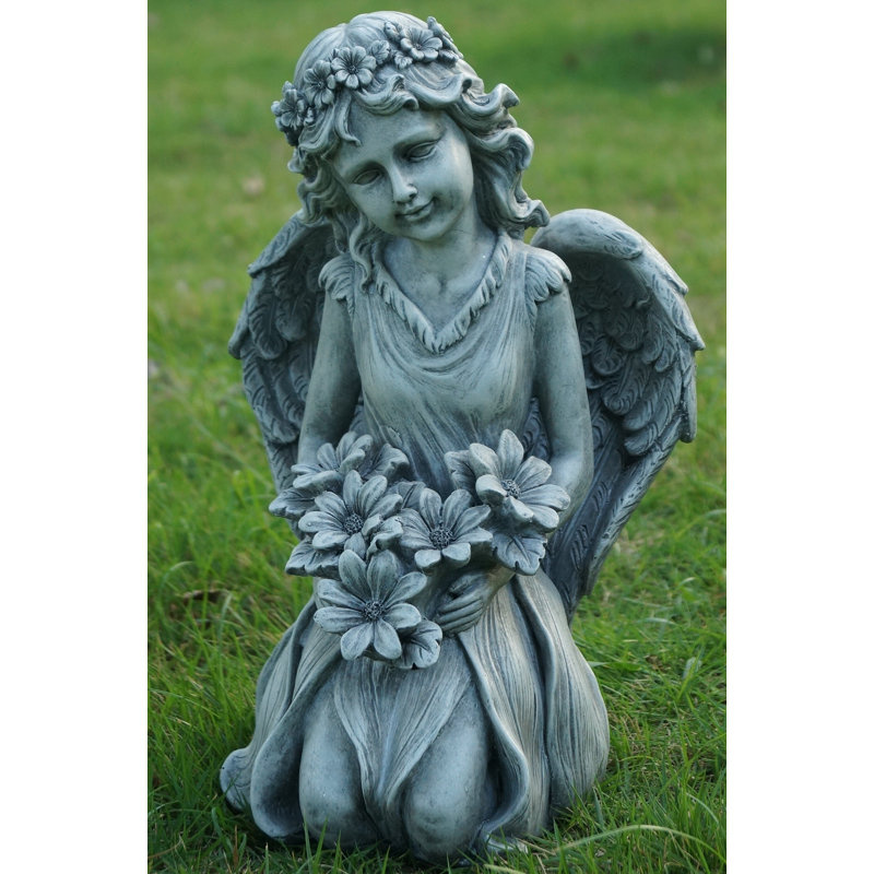 Statue ange a genou tenant des fleurs