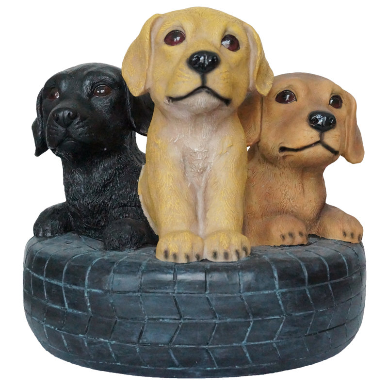 Statue chiots dans un pneu