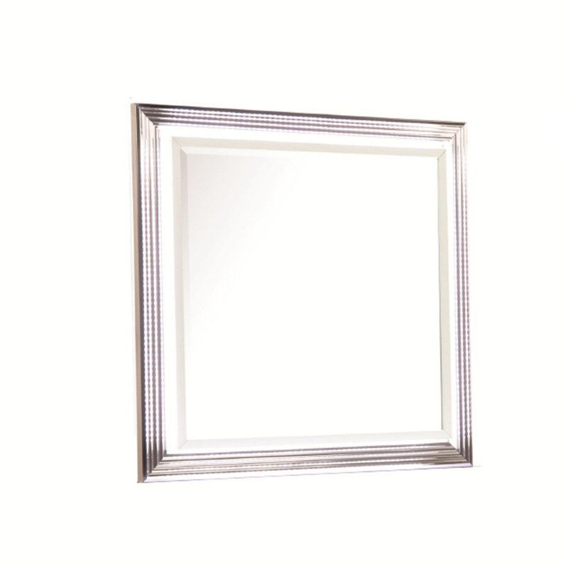 Miroir Desire - Cadre éclairé à DEL avec bordure métallique et surface de vision généreuse pour un décor de chambre à coucher sophistiqué et fonctionnel
