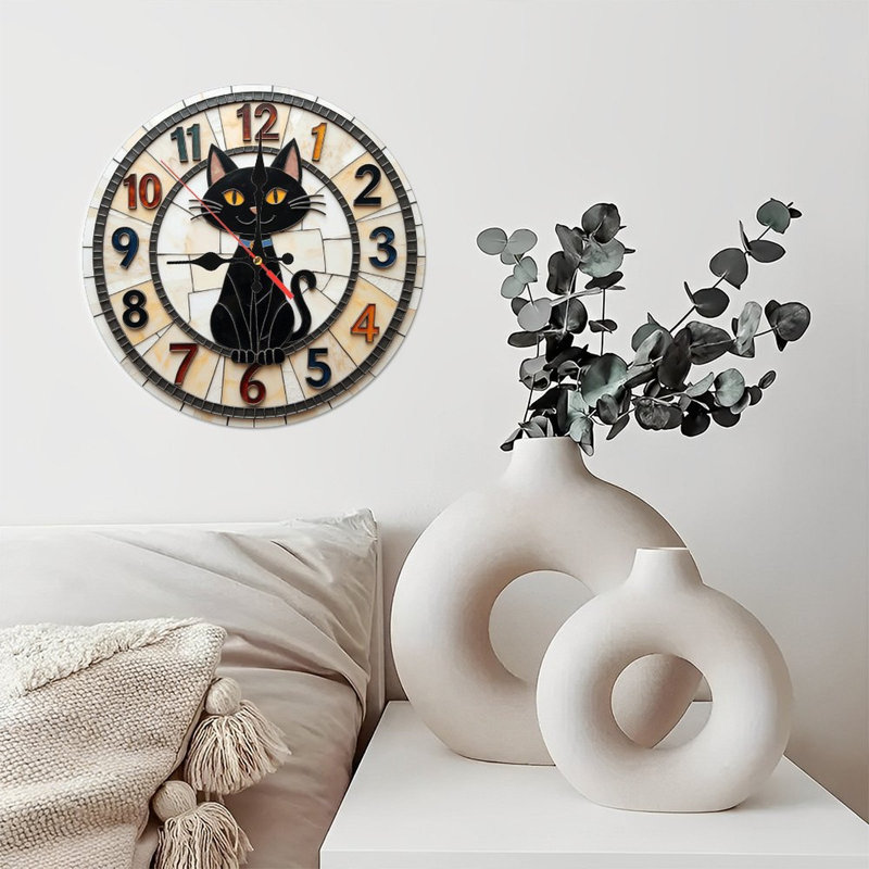Horloge murale noire avec chiffres colorés