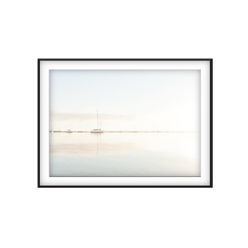 «6 Am» par Francis Augustine - reproduction de photo, H 48 po x l 72 po x P 0,8 po, Papier avec cadre noir, Blanc