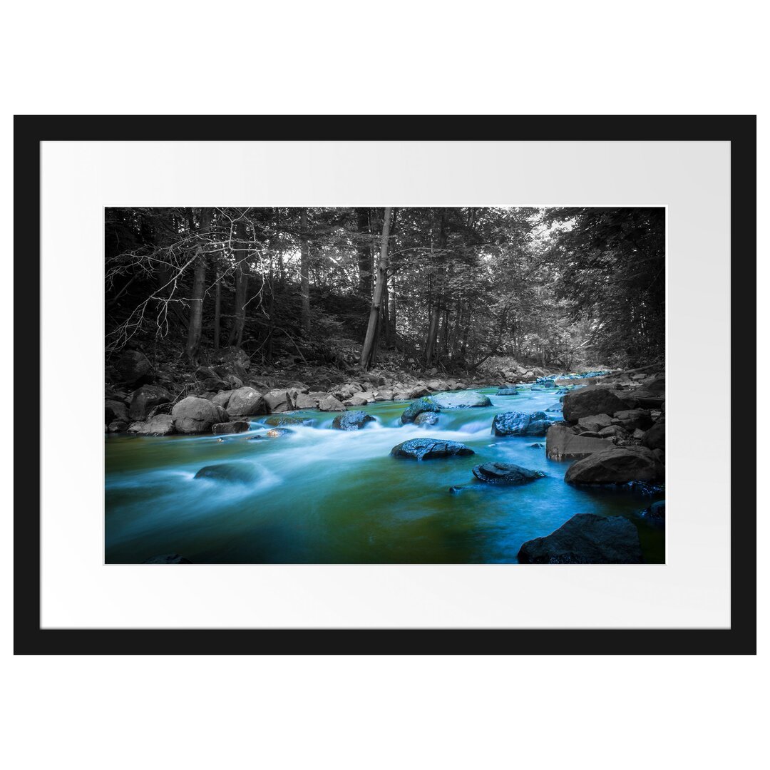 Gerahmtes Poster Fluss im Wald mit Steinen